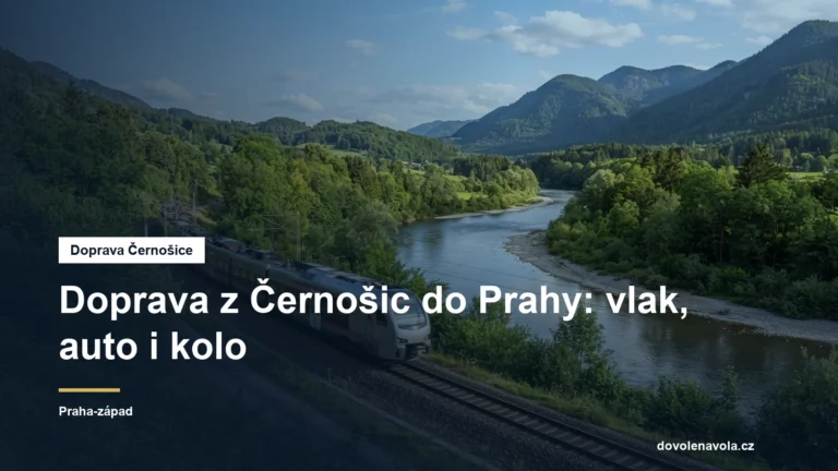 Vlak podél řeky v údolí