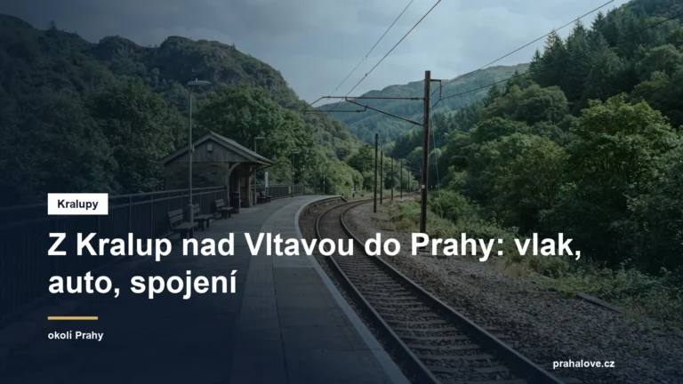 Nádražní nástupiště s kolejemi