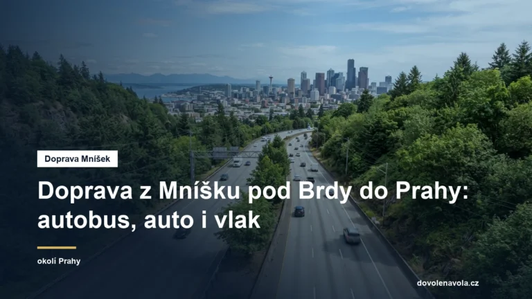 Dálnice pod zalesněnými kopci