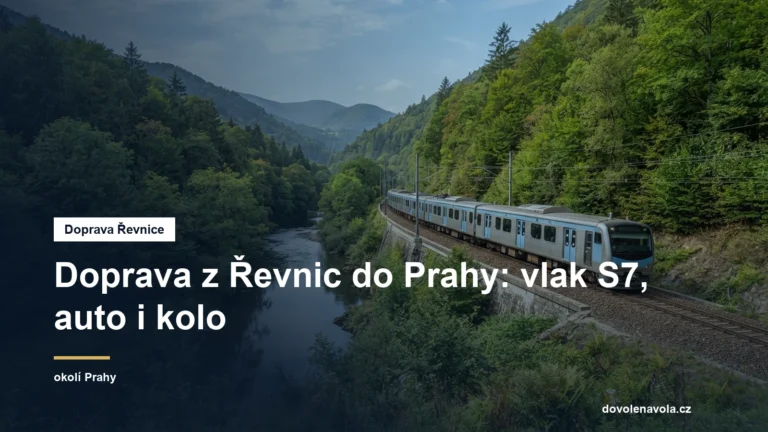 Příměstský vlak v zalesněném údolí řeky