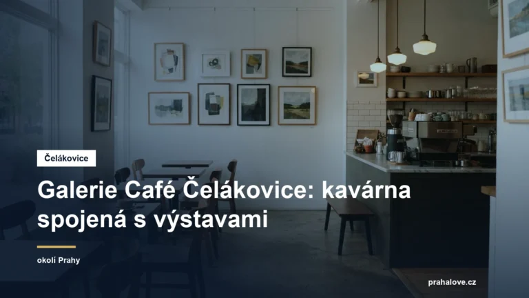 Kavárna s obrazy na galerijních stěnách