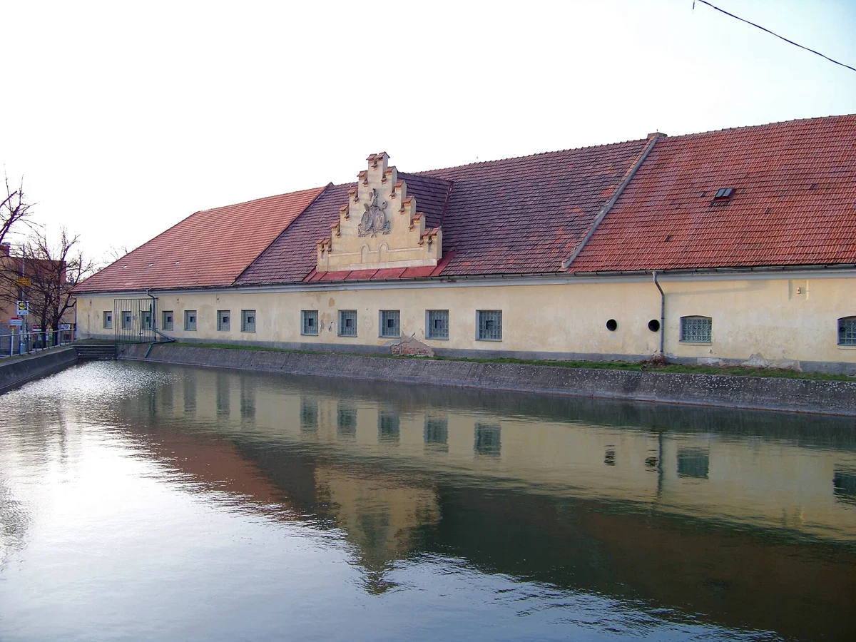Barokní zámecký areál v Horoměřicích s rybníčkem