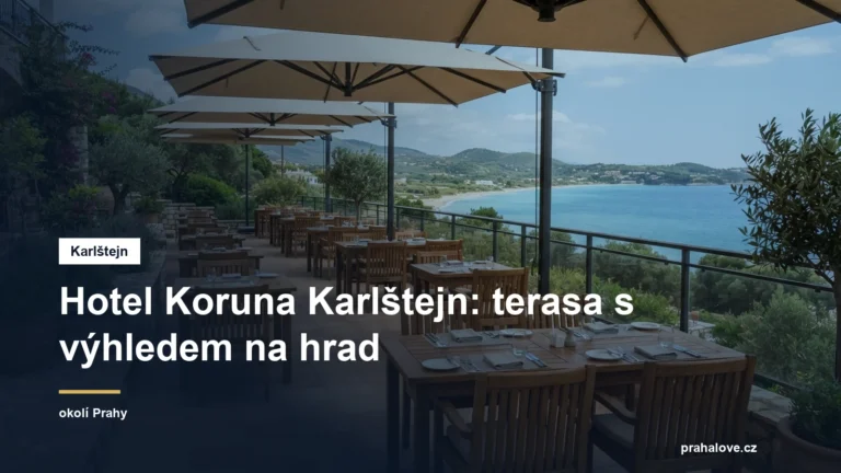 Hotelová terasa se stoly pod slunečníky