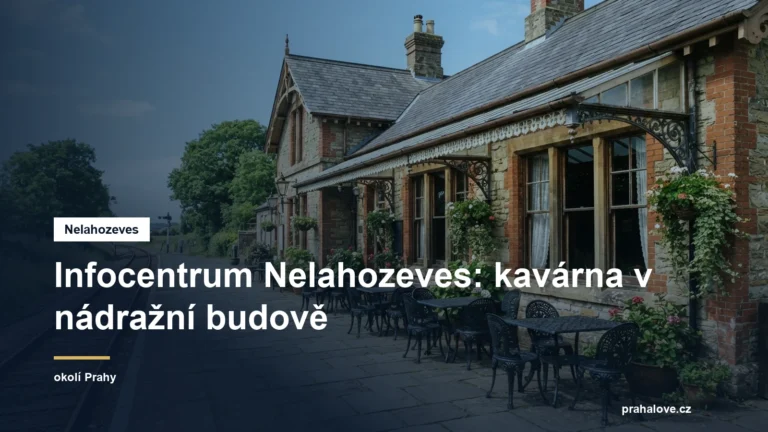 Historická nádražní budova s posezením