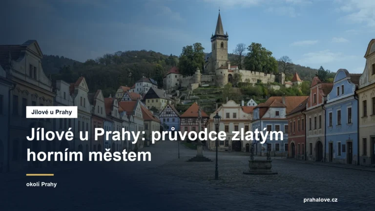 Náměstí malého města s kostelní věží