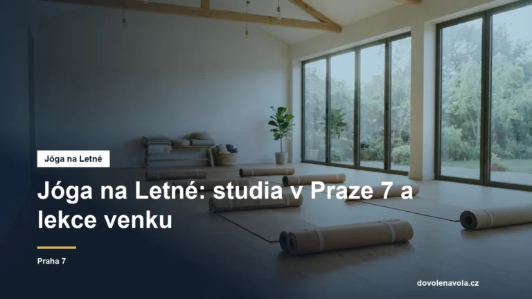 Jógové podložky ve světlém sále