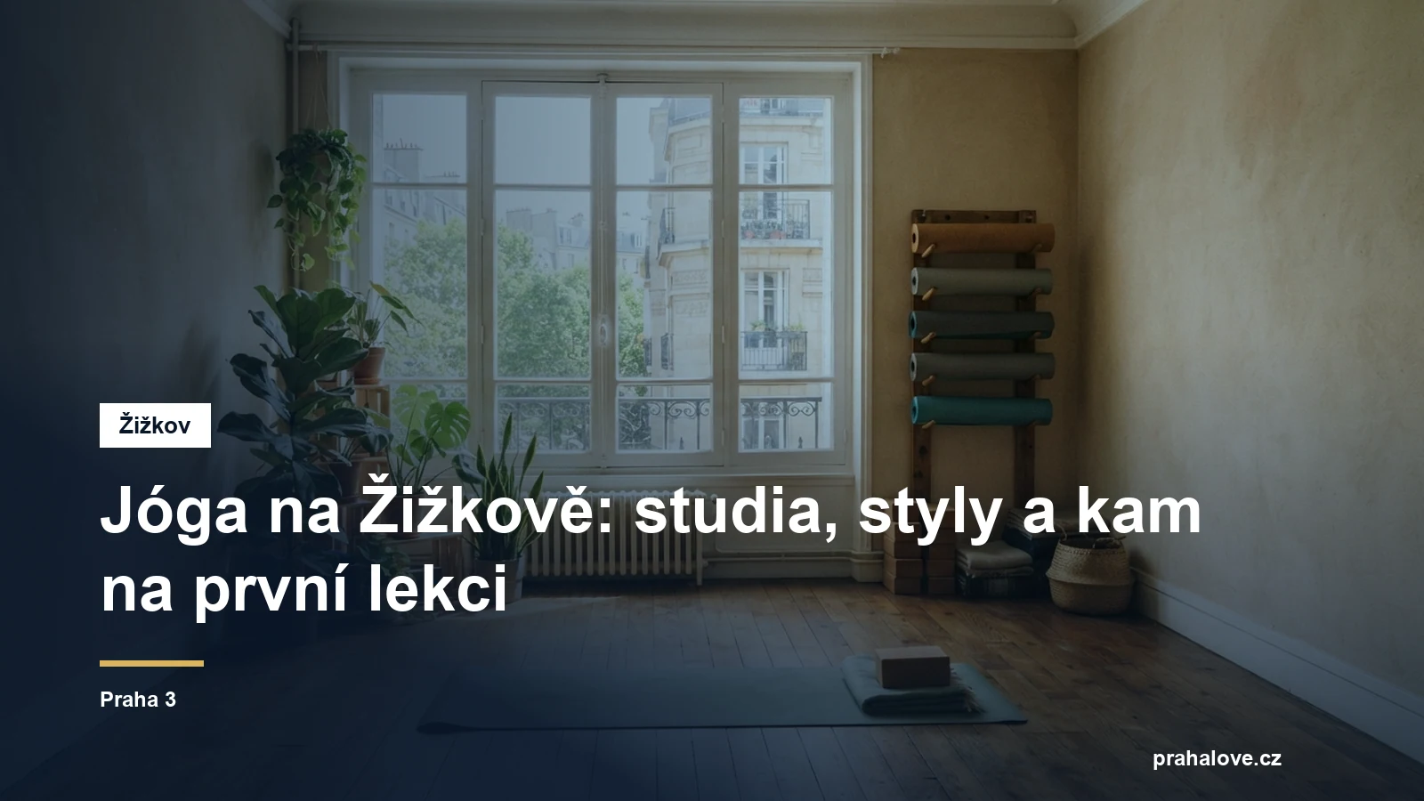 Světlé jógové studio se srolovanými podložkami