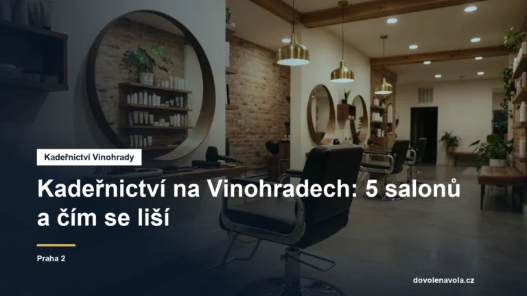 Křeslo a zrcadlo v kadeřnickém salonu
