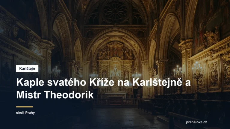 Interiér gotické kaple se zlacenými stěnami