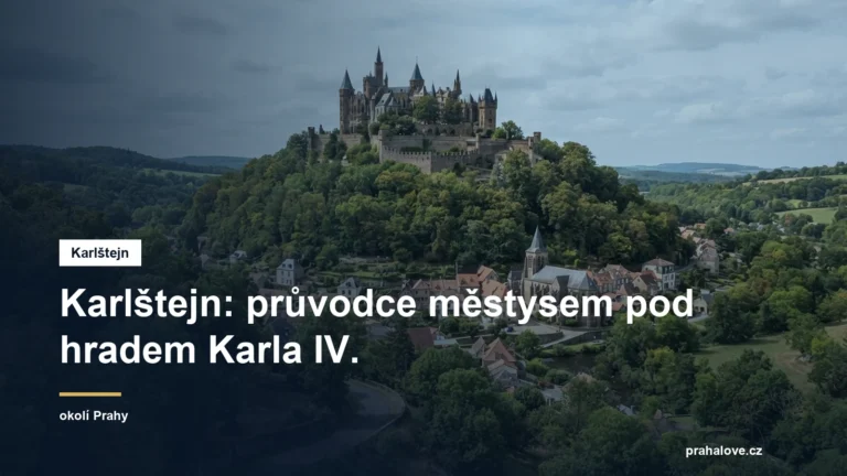 Gotický hrad nad vesnicí na zalesněném kopci