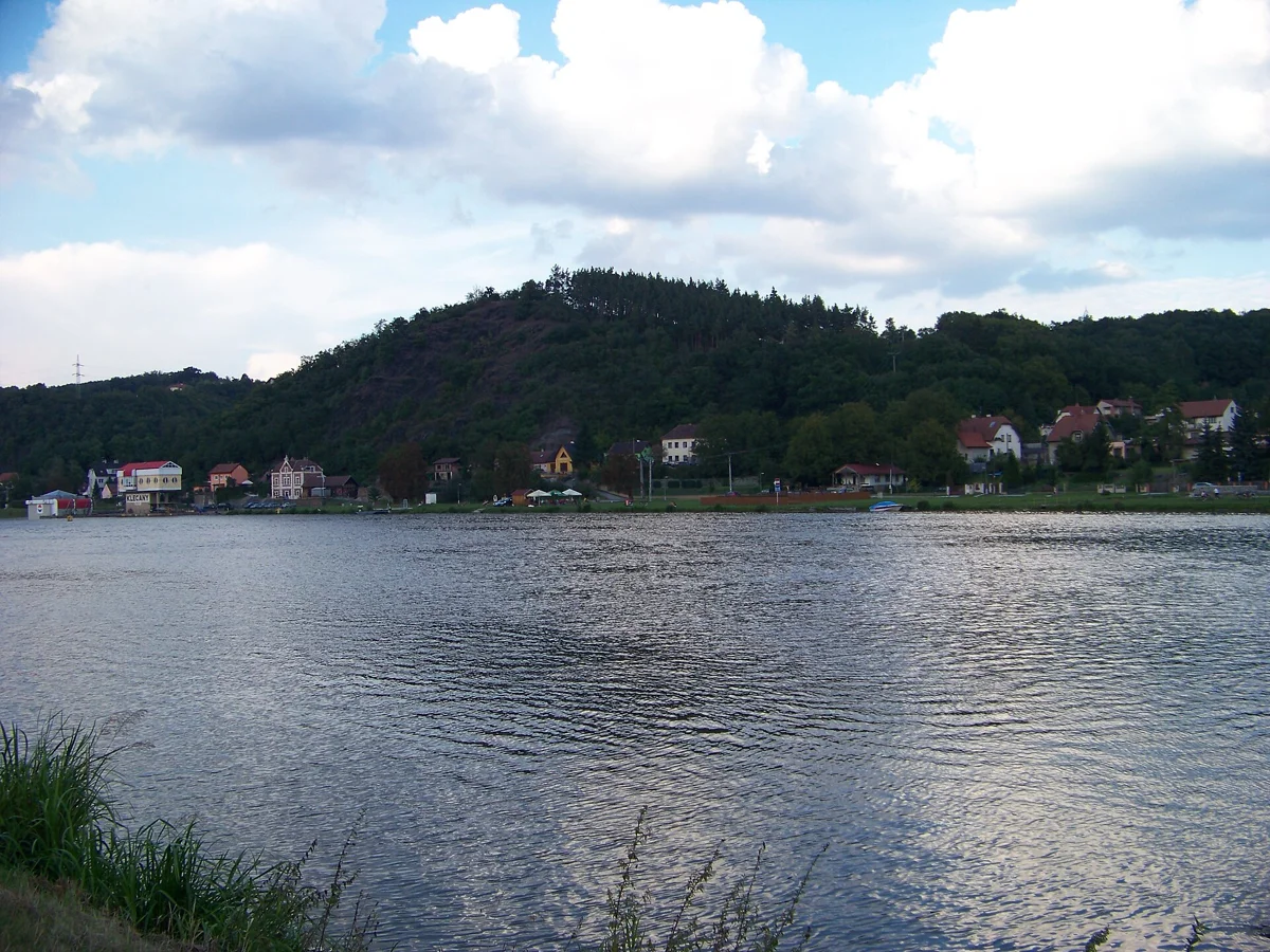 Klecánky na pravém břehu Vltavy od Roztok