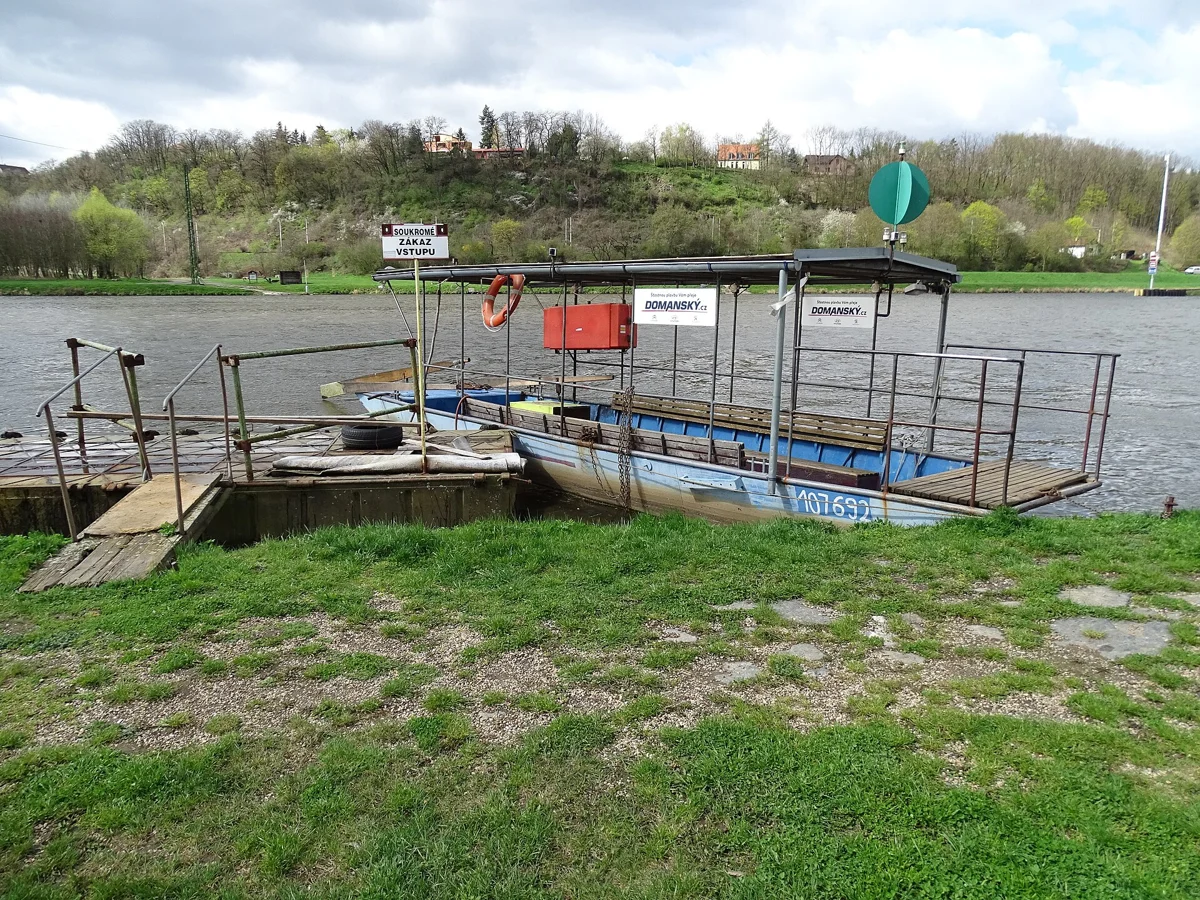Loď přívozu v Klecánkách na Vltavě