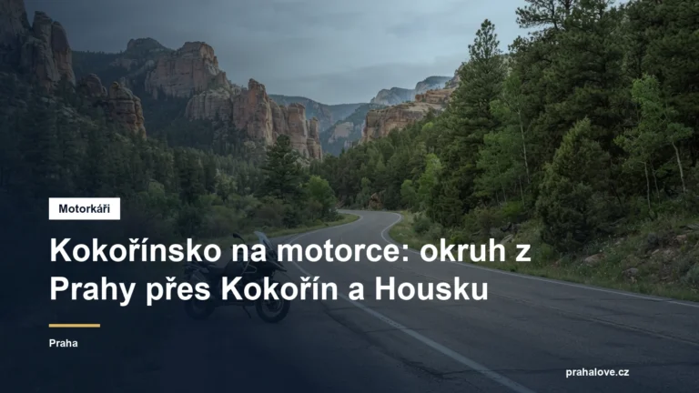 Motorka na silnici mezi pískovcovými skalami