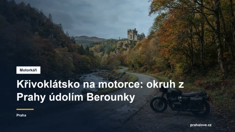 Motorka u silnice v zalesněném údolí řeky pod hradem