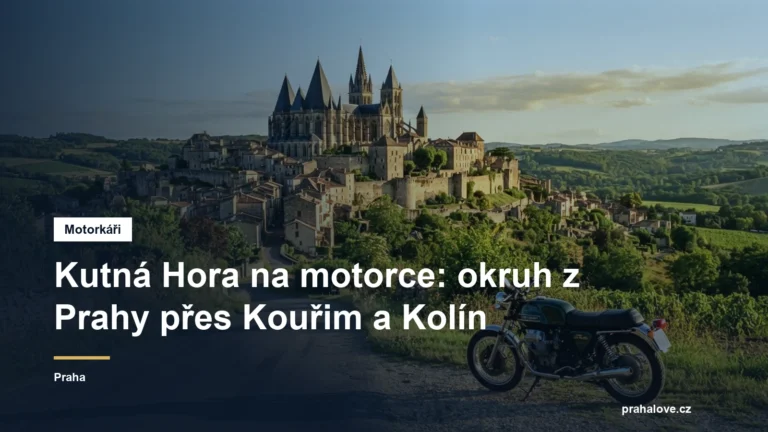 Motorka na silnici s výhledem na gotický chrám