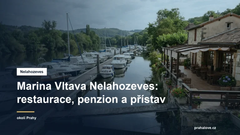 Přístav s kotvícími loděmi a terasou