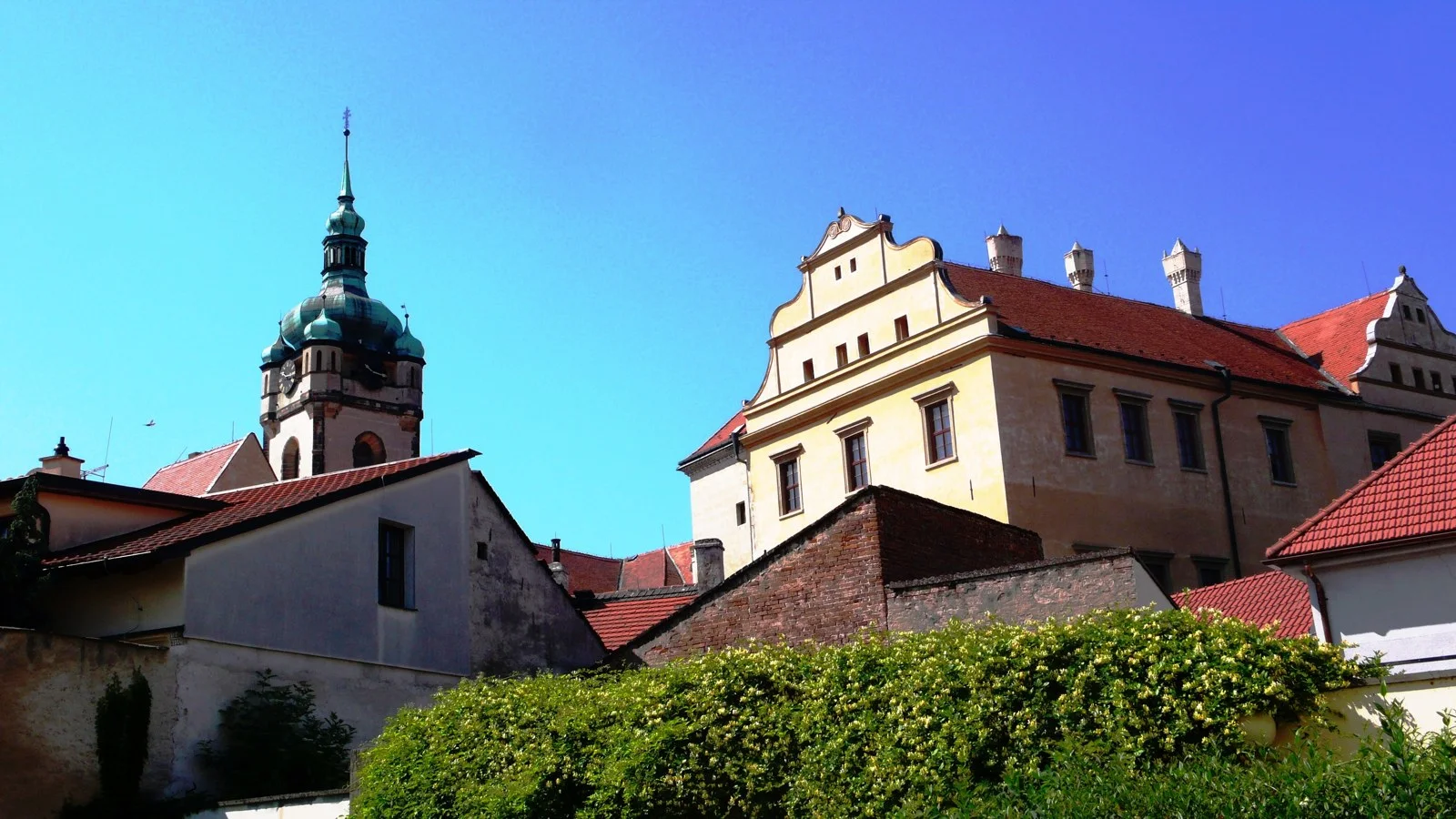 Věž kostela sv. Petra a Pavla a zámek Mělník