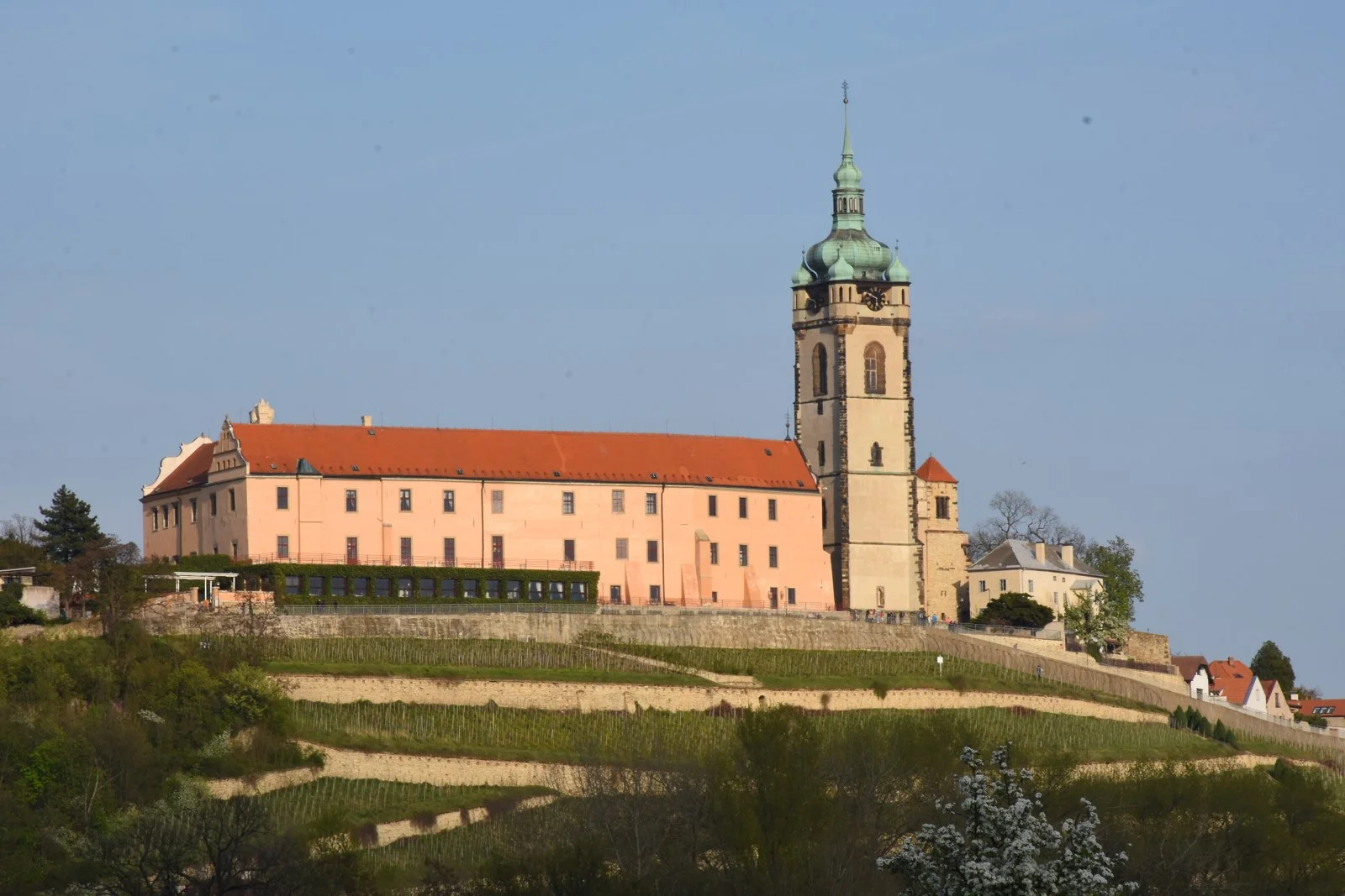 Zámek Mělník a kostel sv. Petra a Pavla nad vinicí