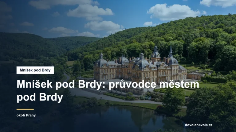 Barokní zámek pod zalesněnými kopci