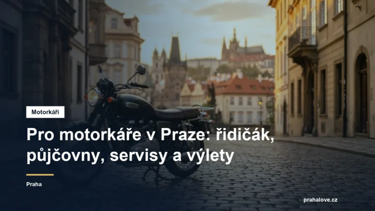 Motorka zaparkovaná na pražské dlažbě