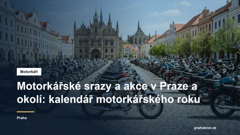 Řada motorek zaparkovaných na náměstí při srazu