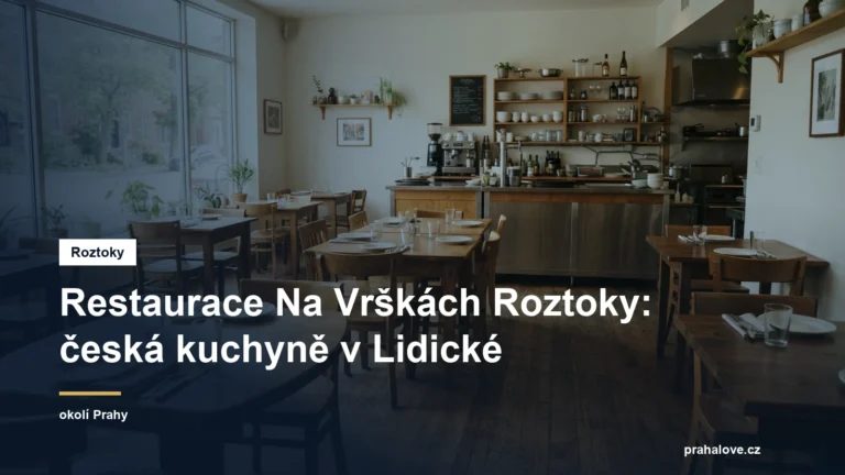 Jídelna městské restaurace s dřevěnými stoly