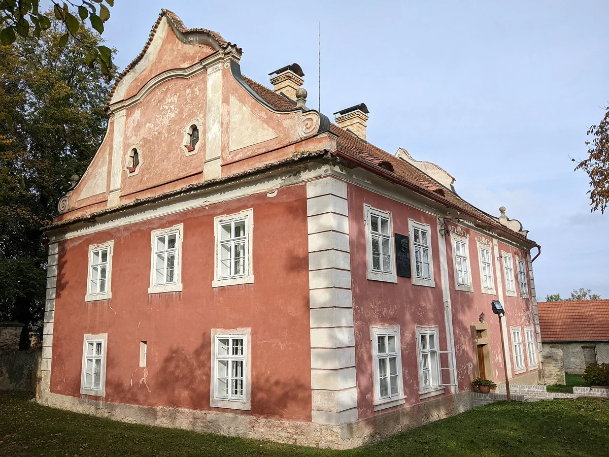 Fara čp. 10 za kostelem v Ořechu