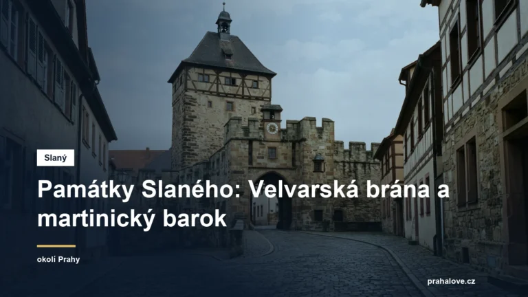 Středověká městská brána nad dlážděnou ulicí