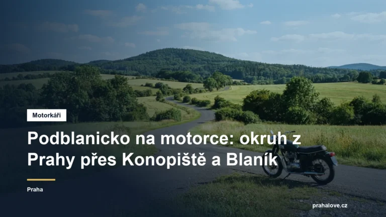 Motorka u silnice ve zvlněné krajině pod Blaníkem