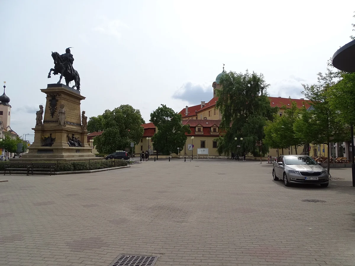 Jiřího náměstí s jezdeckou sochou krále a zámkem