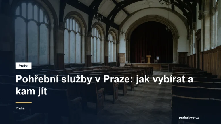 Prázdná obřadní síň s dřevěnými lavicemi