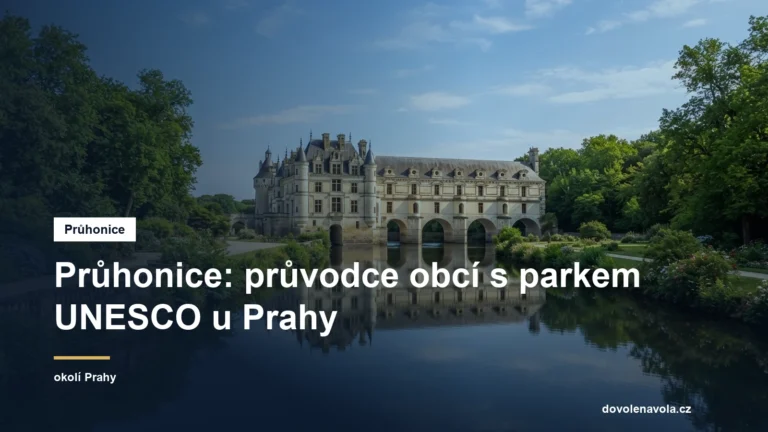 Zámek nad vodní hladinou v parku