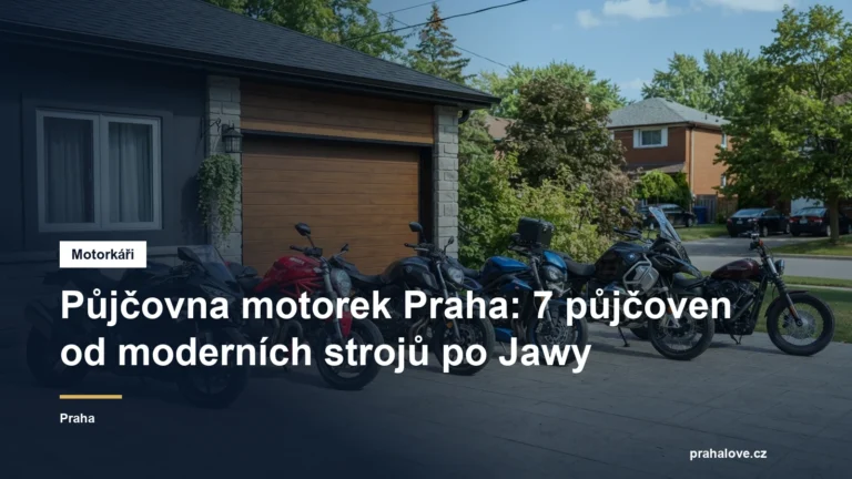 Řada motorek zaparkovaných před garáží půjčovny