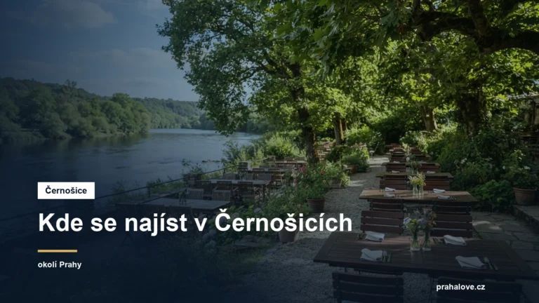 Zahrada restaurace pod stromy u řeky