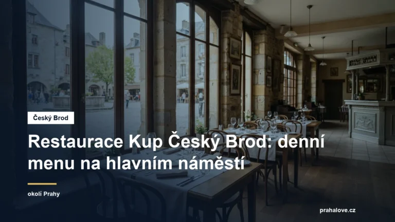 Interiér restaurace s výhledem na náměstí