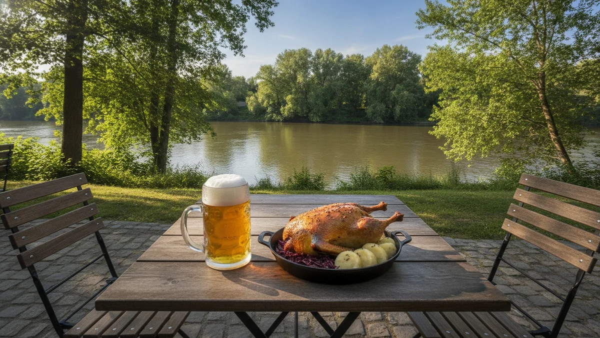 Stůl na zahrádce restaurace u řeky