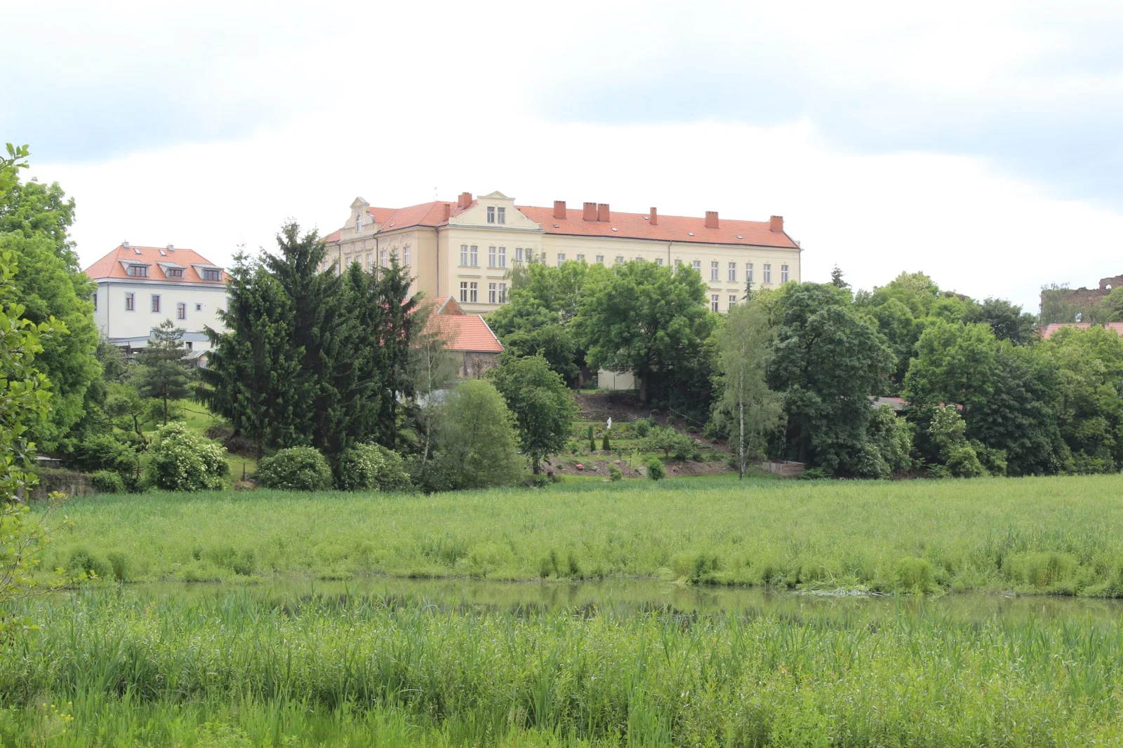 Mlýnský rybník a 1. základní škola v Říčanech