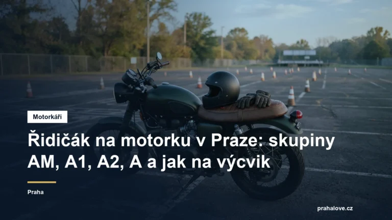 Motorkářská přilba a rukavice na sedle motorky na cvičišti