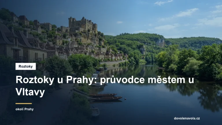 Město na břehu řeky se zámkem