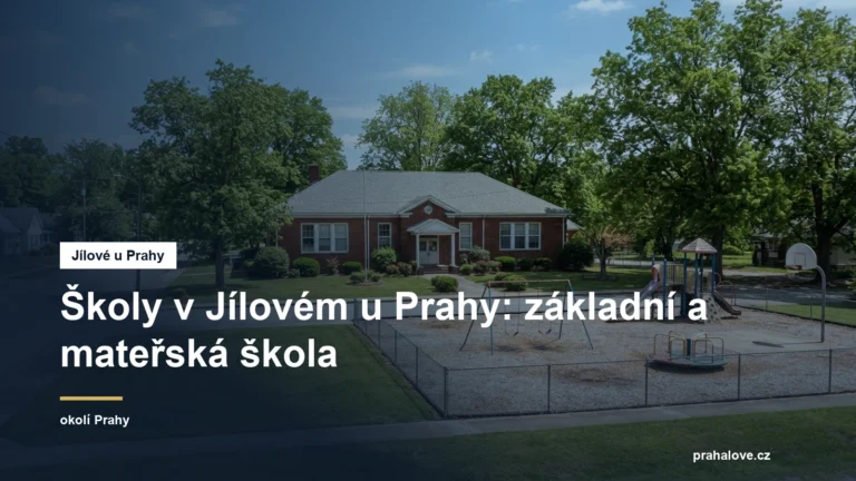 Školní budova s hřištěm v malém městě