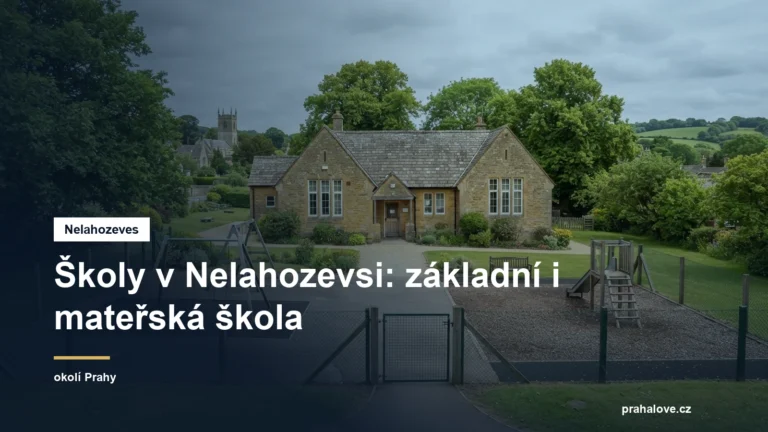 Budova vesnické školy s hřištěm