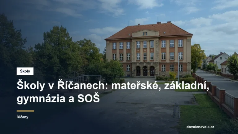 Školní budova ve městě