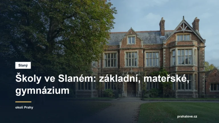 Historická budova školy se stromem před vchodem