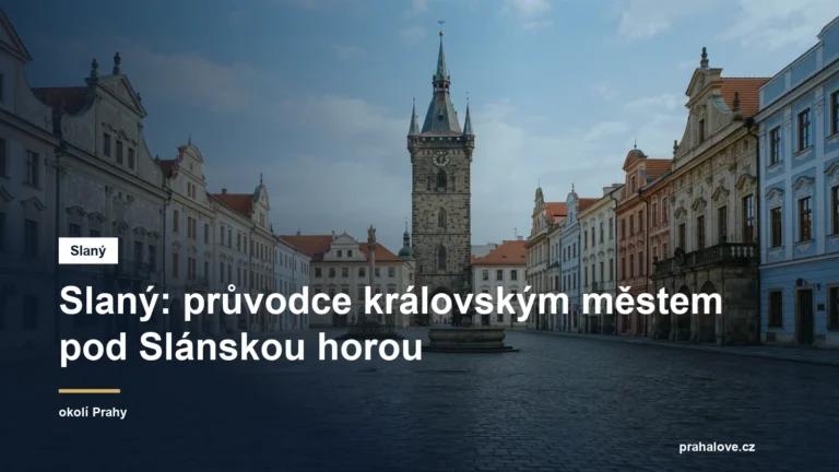 Náměstí s gotickou branou v pozadí
