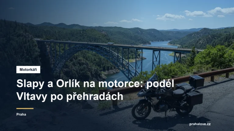 Motorka na vyhlídce nad přehradou s obloukovým mostem