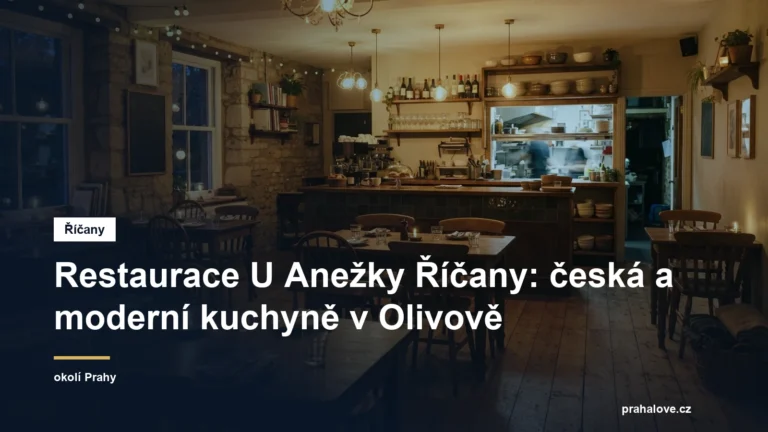 Jídelna rodinné restaurace s dřevěnými stoly
