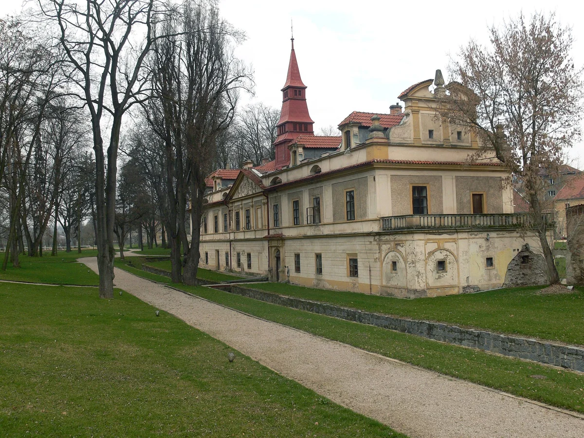 Zámek Úholičky s parkem