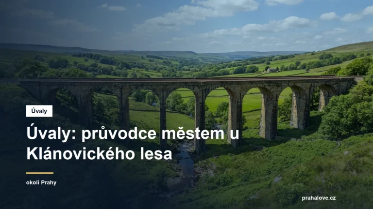 Kamenný železniční viadukt nad zeleným údolím