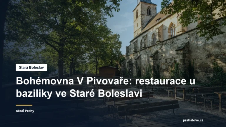 Zahrada restaurace u historické zdi kostela
