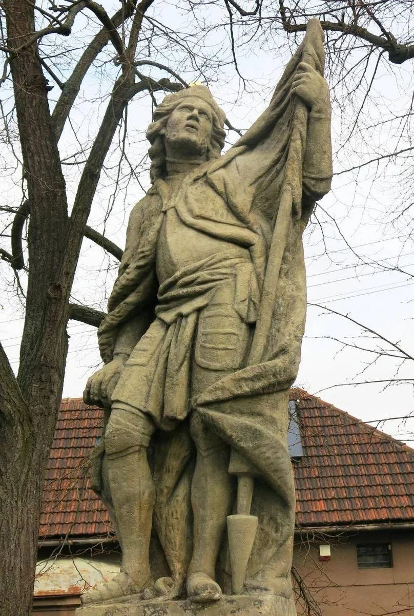 Socha sv. Václava na návsi ve Větrušicích